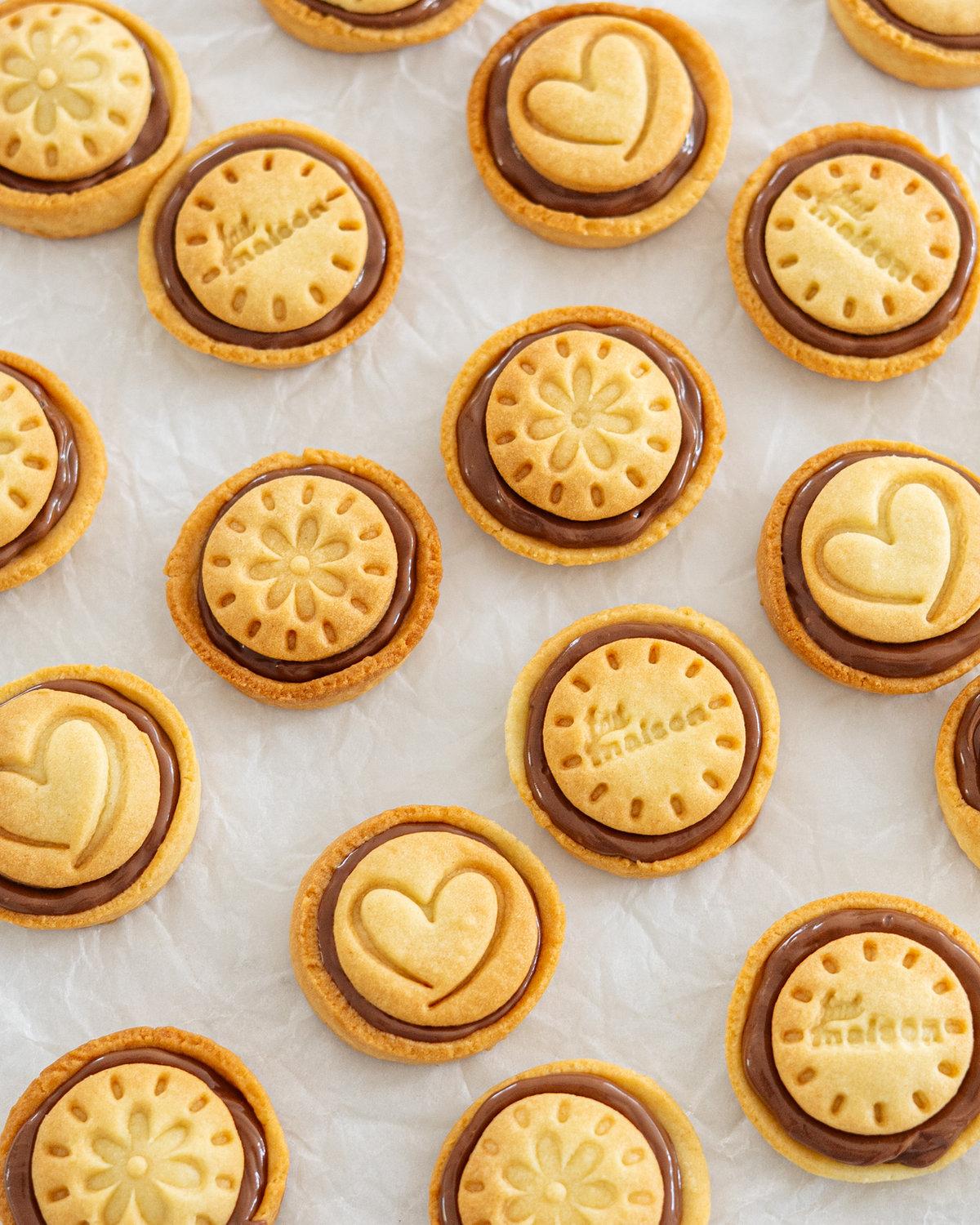 Les Petits Cutties, biscuits sablés garnis avec motifs cœur, fleur et fait maison