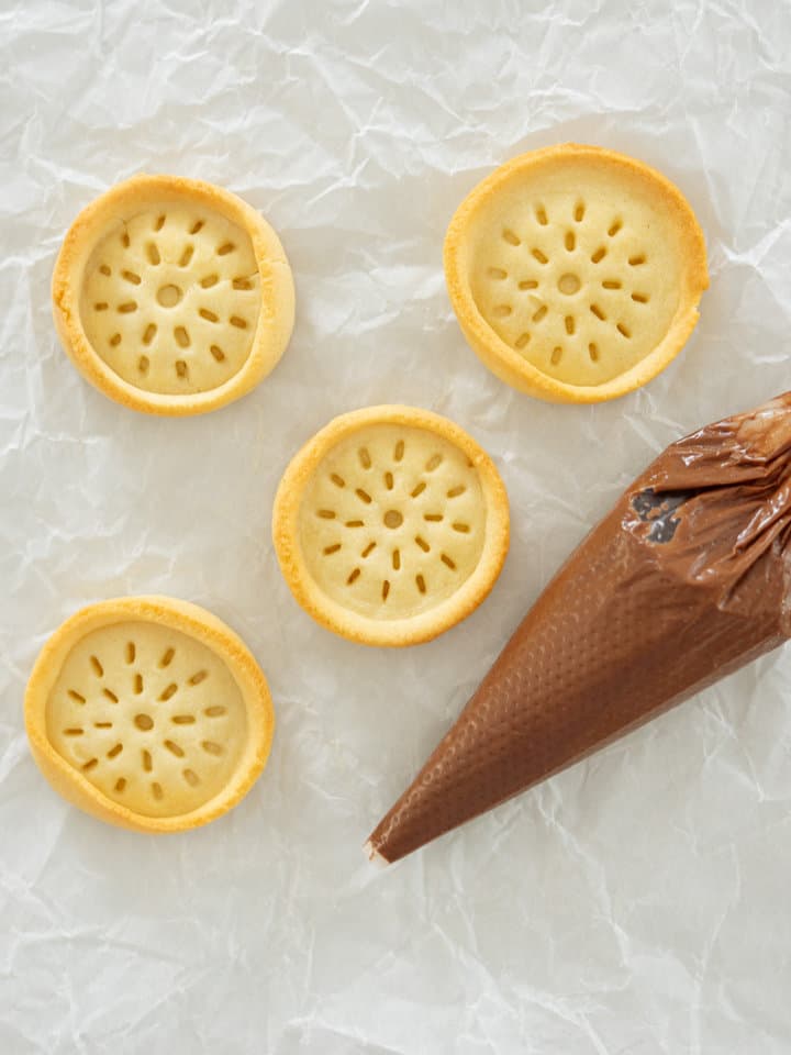 Pochage de la garniture dans le fond de biscuit