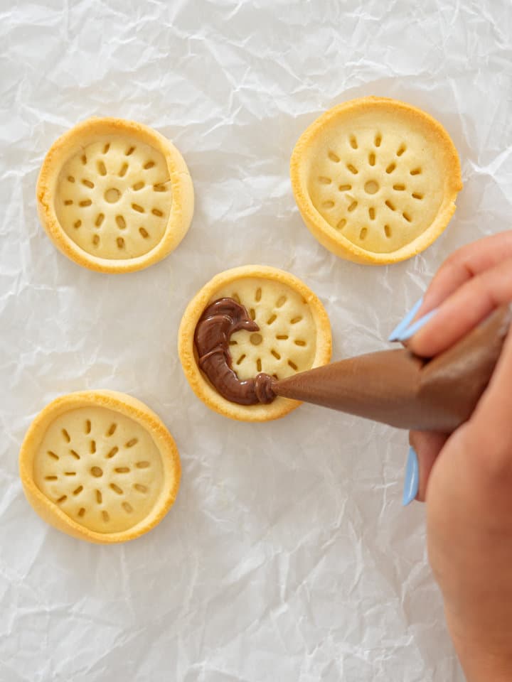 Fond de biscuit garni de pâte à tartiner