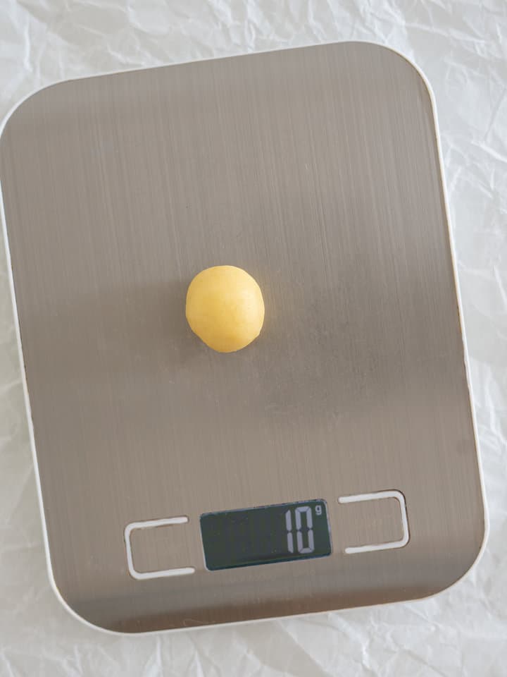 Petites boules de pâte de 10 g alignées