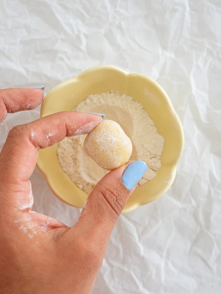 Boule de pâte légèrement farinée