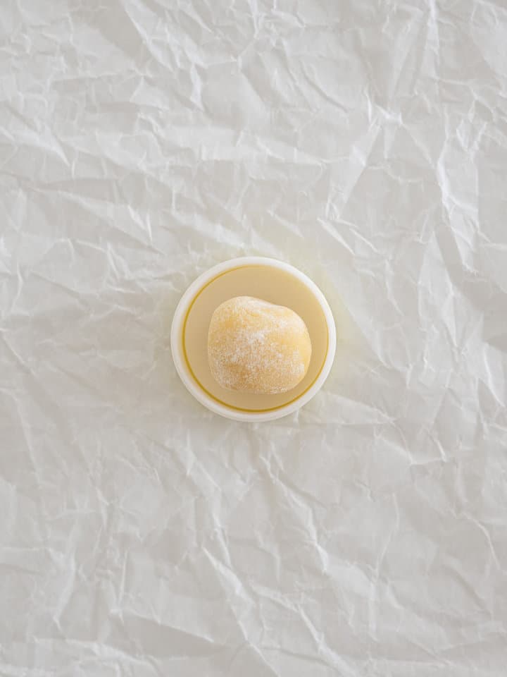 Boule de pâte déposée dans le moule