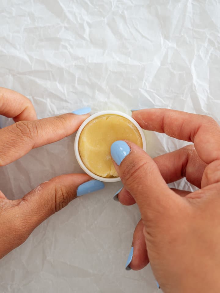 Pâte aplatie dans le moule pour épouser sa forme