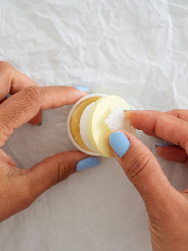 Tampon enfoncé dans le moule, pâte remontant sur les bords