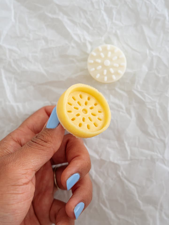 Biscuit marqué, prêt à être détaché du socle
