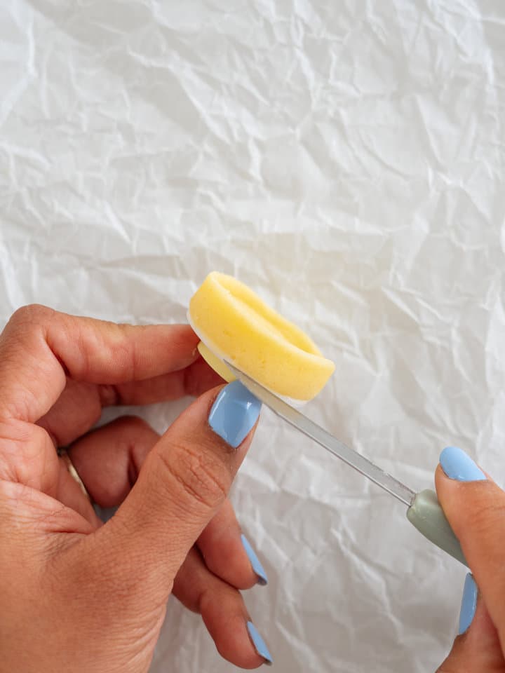 Lame de couteau glissée sous le biscuit pour le décoller