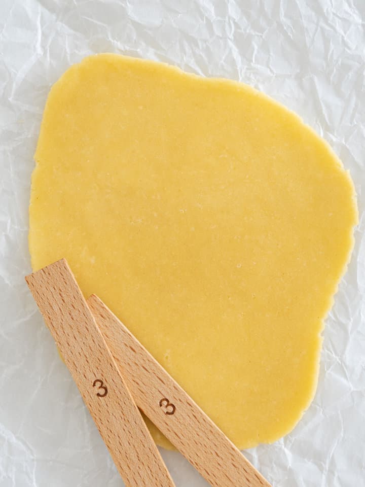 Pâte légèrement farinée au pinceau ou à la main