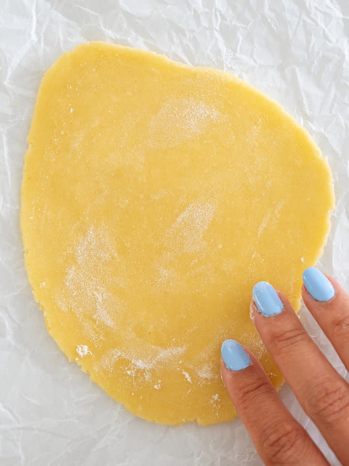 Pâte abaissée à 3 mm, prête à être marquée