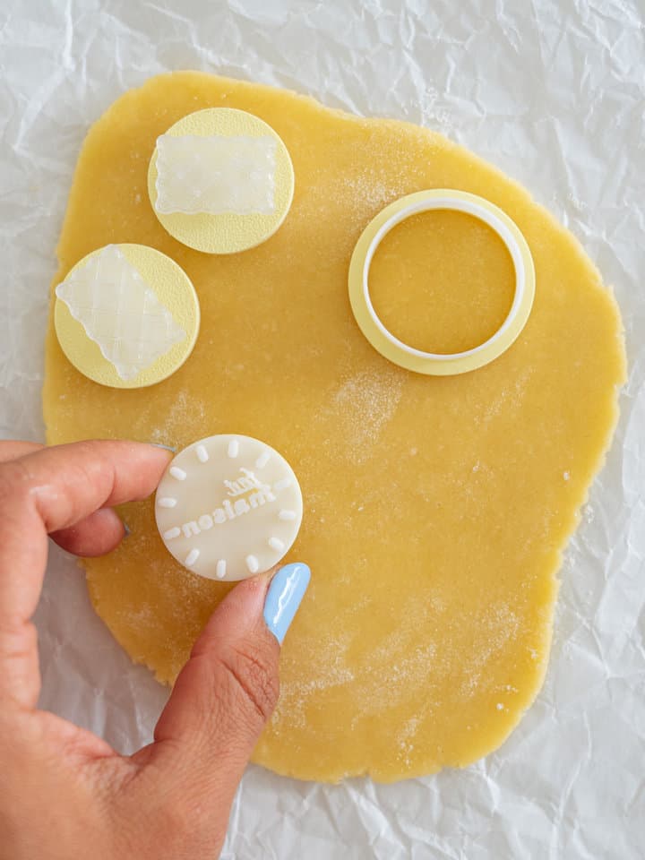 Empreinte décorative pressée sur la pâte
